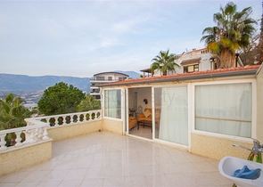 اطلالة بحر -فيلا 3 غرف نوم وصالة -مؤثثة - في منطقة كارجي جاك / الانيا 