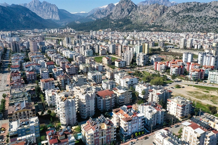 شقة 2 + 1 تطل على الحديقة بمساحة  750 م من البحر في انطاليا