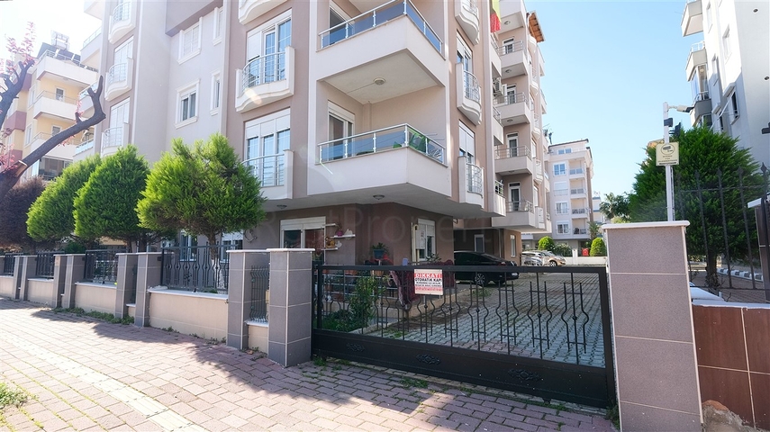 شقة 2 + 1 تطل على الحديقة بمساحة  750 م من البحر في انطاليا