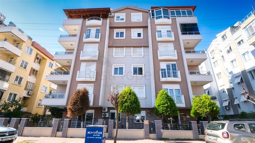 شقة 2 + 1 تطل على الحديقة بمساحة  750 م من البحر في انطاليا