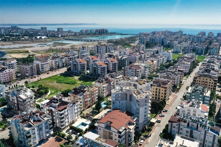 شقة 2 + 1 تطل على الحديقة بمساحة  750 م من البحر في انطاليا