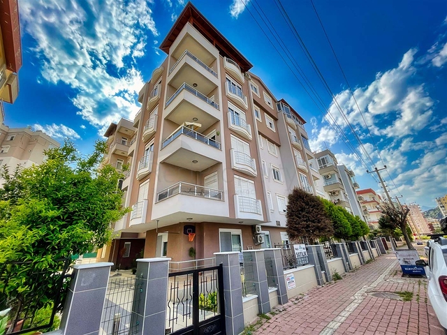 شقة 2 + 1 تطل على الحديقة بمساحة  750 م من البحر في انطاليا