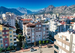 شقة 2 + 1 تطل على الحديقة بمساحة  750 م من البحر في انطاليا