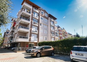 شقة 2 + 1 تطل على الحديقة بمساحة  750 م من البحر في انطاليا