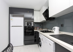 شقة انيقة -من تصميم غرفة وصالة -في مركز الانيا 