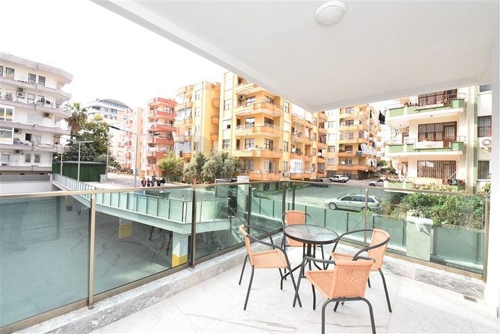 مجمع فاخر -في مركز المدينة -شقة 2 غرفة وصالة -مطبخ منفصل -في مركز الانيا 