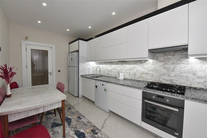 مجمع فاخر -في مركز المدينة -شقة 2 غرفة وصالة -مطبخ منفصل -في مركز الانيا 