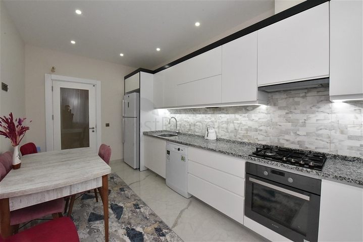 مجمع فاخر -في مركز المدينة -شقة 2 غرفة وصالة -مطبخ منفصل -في مركز الانيا 