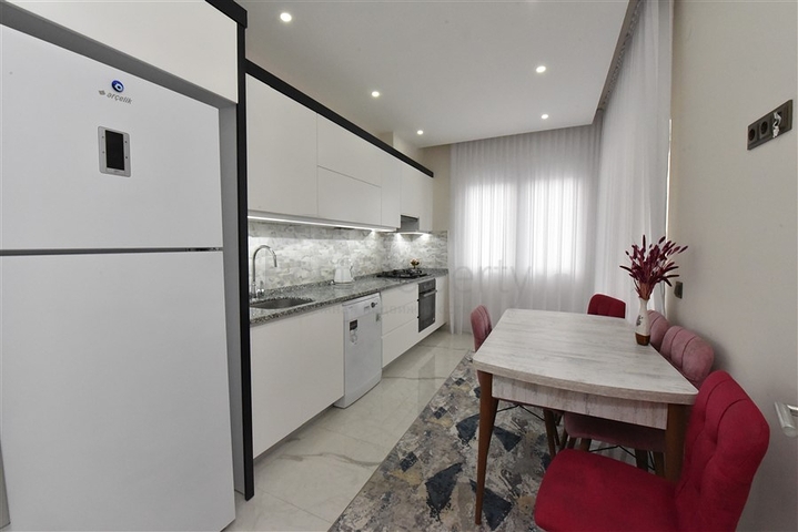 مجمع فاخر -في مركز المدينة -شقة 2 غرفة وصالة -مطبخ منفصل -في مركز الانيا 