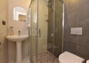 مجمع فاخر -في مركز المدينة -شقة 2 غرفة وصالة -مطبخ منفصل -في مركز الانيا 