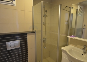 اطلالة بحر - شقة غرفة وصالة -ضمن مجمع فاخر -في كاستل / الانيا 