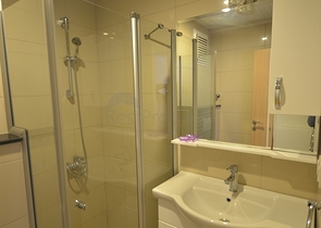 اطلالة بحر - شقة غرفة وصالة -ضمن مجمع فاخر -في كاستل / الانيا 