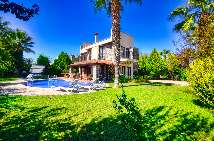 فيلا مستقلة - مسبح خاص - تصميم رائع 3 غرف وصالة - في فتهية 