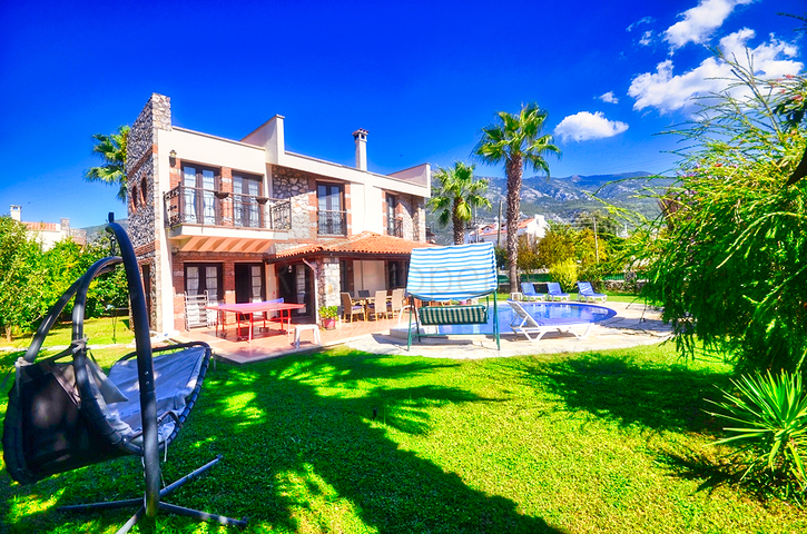 فيلا مستقلة - مسبح خاص - تصميم رائع 3 غرف وصالة - في فتهية 