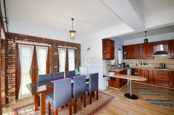 فيلا مستقلة - مسبح خاص - تصميم رائع 3 غرف وصالة - في فتهية 