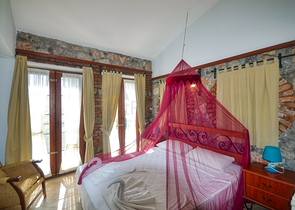 فيلا مستقلة - مسبح خاص - تصميم رائع 3 غرف وصالة - في فتهية 