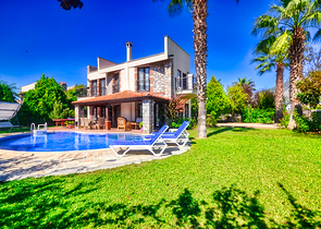 فيلا مستقلة - مسبح خاص - تصميم رائع 3 غرف وصالة - في فتهية 