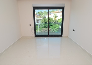 للبيع بشكل مستعجل !! شقة 2 غرفة وصالة ضمن مجمع فاخر على البحر - في كارجي جاك / الانيا 