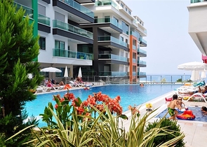 للبيع بشكل مستعجل !! شقة 2 غرفة وصالة ضمن مجمع فاخر على البحر - في كارجي جاك / الانيا 