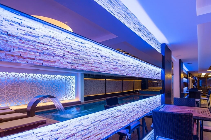 مجمع فاخر في مركز المدينة -شقة غرفة وصالة مفروشة -في الانيا 