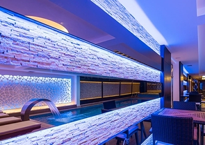 مجمع فاخر في مركز المدينة -شقة غرفة وصالة مفروشة -في الانيا 