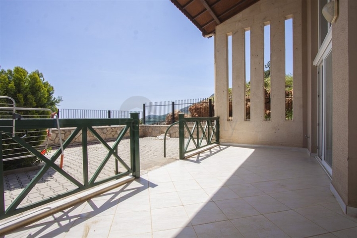 فيلا بسعر اقتصادي -اطلالة بحر -تصميم1+2 - في مركز الانيا