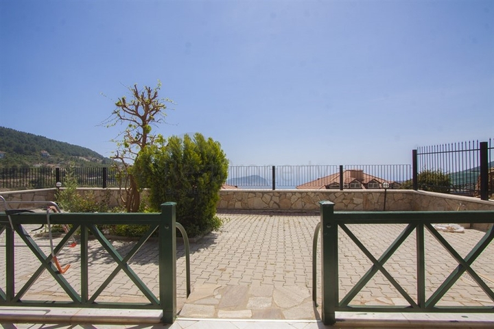 فيلا بسعر اقتصادي -اطلالة بحر -تصميم1+2 - في مركز الانيا