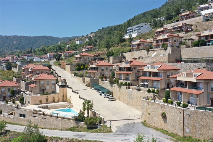 فيلا بسعر اقتصادي -اطلالة بحر -تصميم1+2 - في مركز الانيا