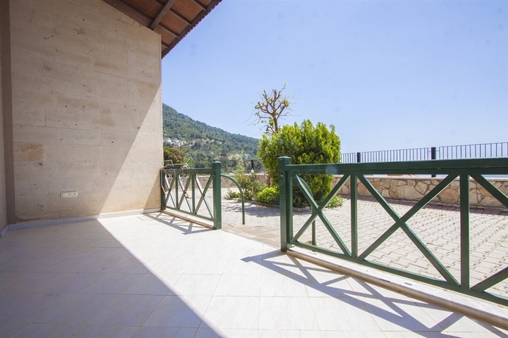 فيلا بسعر اقتصادي -اطلالة بحر -تصميم1+2 - في مركز الانيا