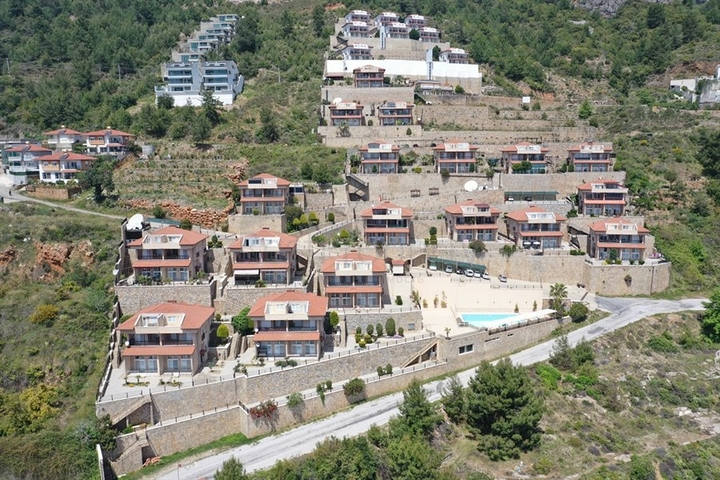 فيلا بسعر اقتصادي -اطلالة بحر -تصميم1+2 - في مركز الانيا