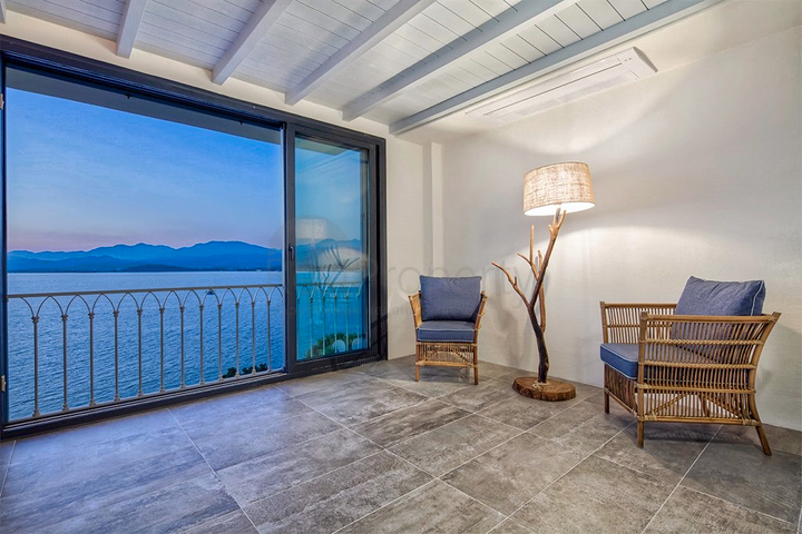 فيلا فاخرة 4 + 1 مع أثاث مطلة على البحر الأبيض المتوسط