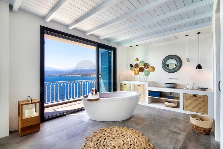 فيلا فاخرة 4 + 1 مع أثاث مطلة على البحر الأبيض المتوسط