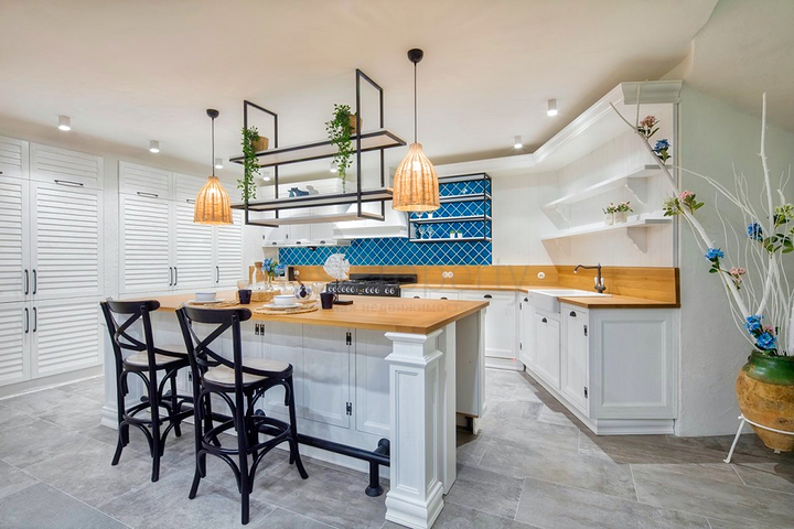 فيلا فاخرة 4 + 1 مع أثاث مطلة على البحر الأبيض المتوسط