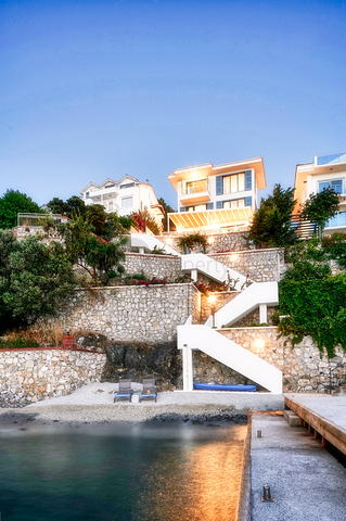 فيلا فاخرة 4 + 1 مع أثاث مطلة على البحر الأبيض المتوسط