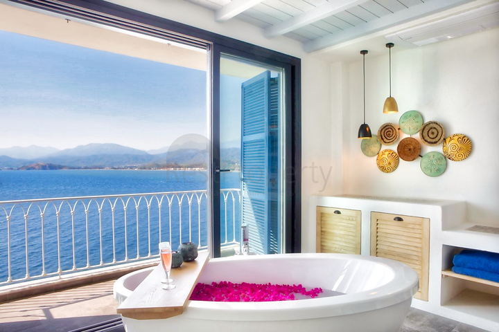 فيلا فاخرة 4 + 1 مع أثاث مطلة على البحر الأبيض المتوسط