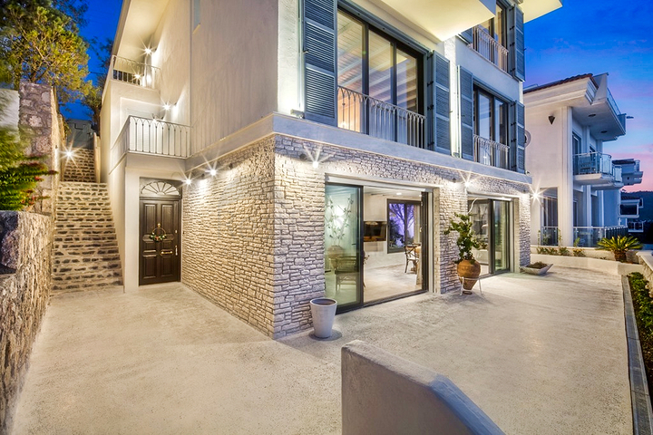 فيلا فاخرة 4 + 1 مع أثاث مطلة على البحر الأبيض المتوسط