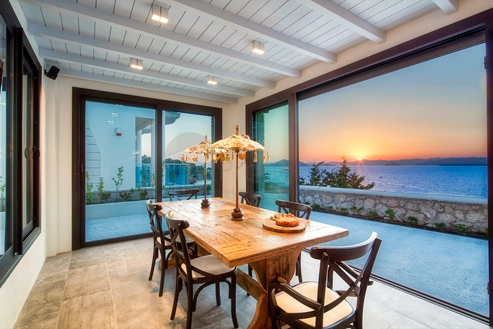 فيلا فاخرة 4 + 1 مع أثاث مطلة على البحر الأبيض المتوسط