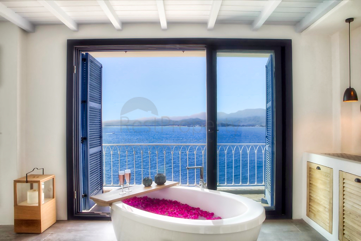 فيلا فاخرة 4 + 1 مع أثاث مطلة على البحر الأبيض المتوسط