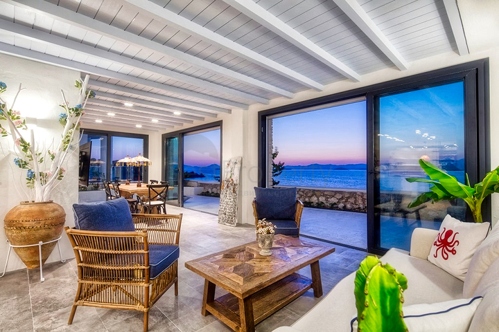 فيلا فاخرة 4 + 1 مع أثاث مطلة على البحر الأبيض المتوسط