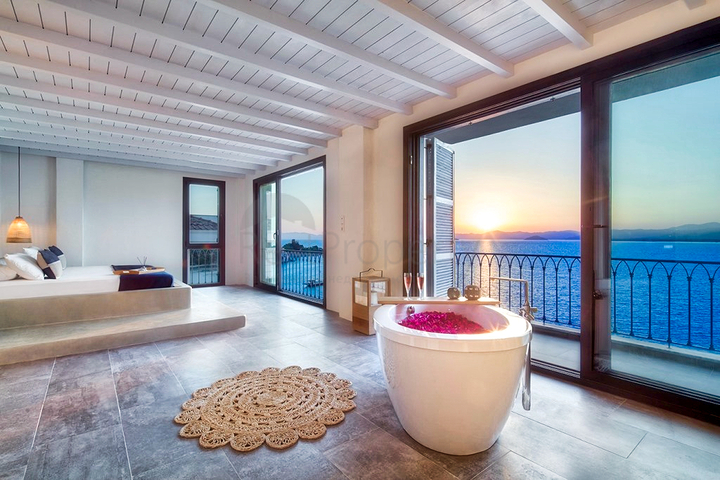 فيلا فاخرة 4 + 1 مع أثاث مطلة على البحر الأبيض المتوسط