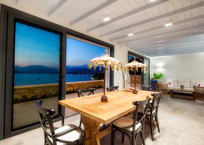 فيلا فاخرة 4 + 1 مع أثاث مطلة على البحر الأبيض المتوسط