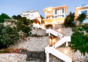 فيلا فاخرة 4 + 1 مع أثاث مطلة على البحر الأبيض المتوسط