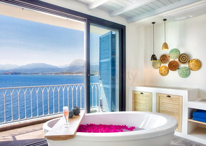 فيلا فاخرة 4 + 1 مع أثاث مطلة على البحر الأبيض المتوسط