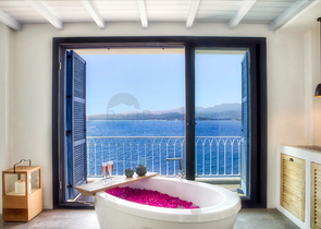 فيلا فاخرة 4 + 1 مع أثاث مطلة على البحر الأبيض المتوسط