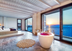 فيلا فاخرة 4 + 1 مع أثاث مطلة على البحر الأبيض المتوسط