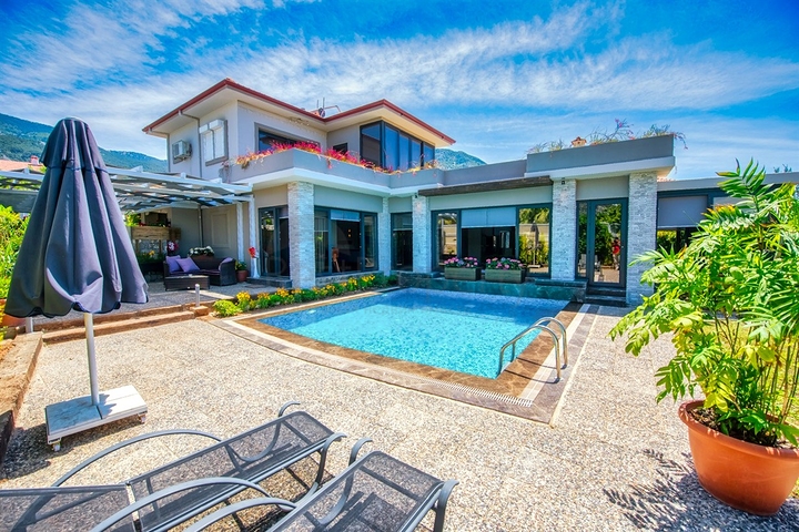 فيلا 3 + 1 مفروشة بحمام سباحة خاص في أوفاجيك فتحية