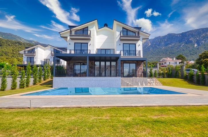 4 + 1 فيلا مع مسبح خاص في أوفاجيك فتحية