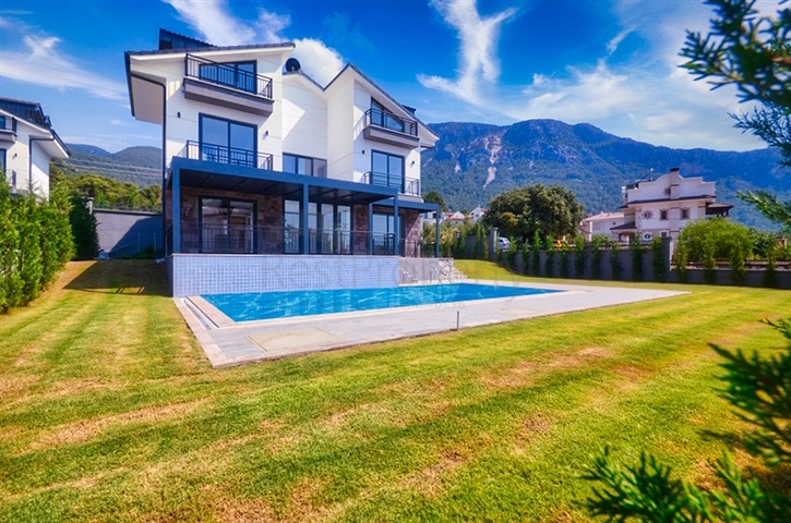 4 + 1 فيلا مع مسبح خاص في أوفاجيك فتحية