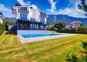 4 + 1 فيلا مع مسبح خاص في أوفاجيك فتحية