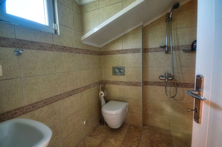 فيلا 4 + 1 مع مسبح خاص في كاليس فتحية